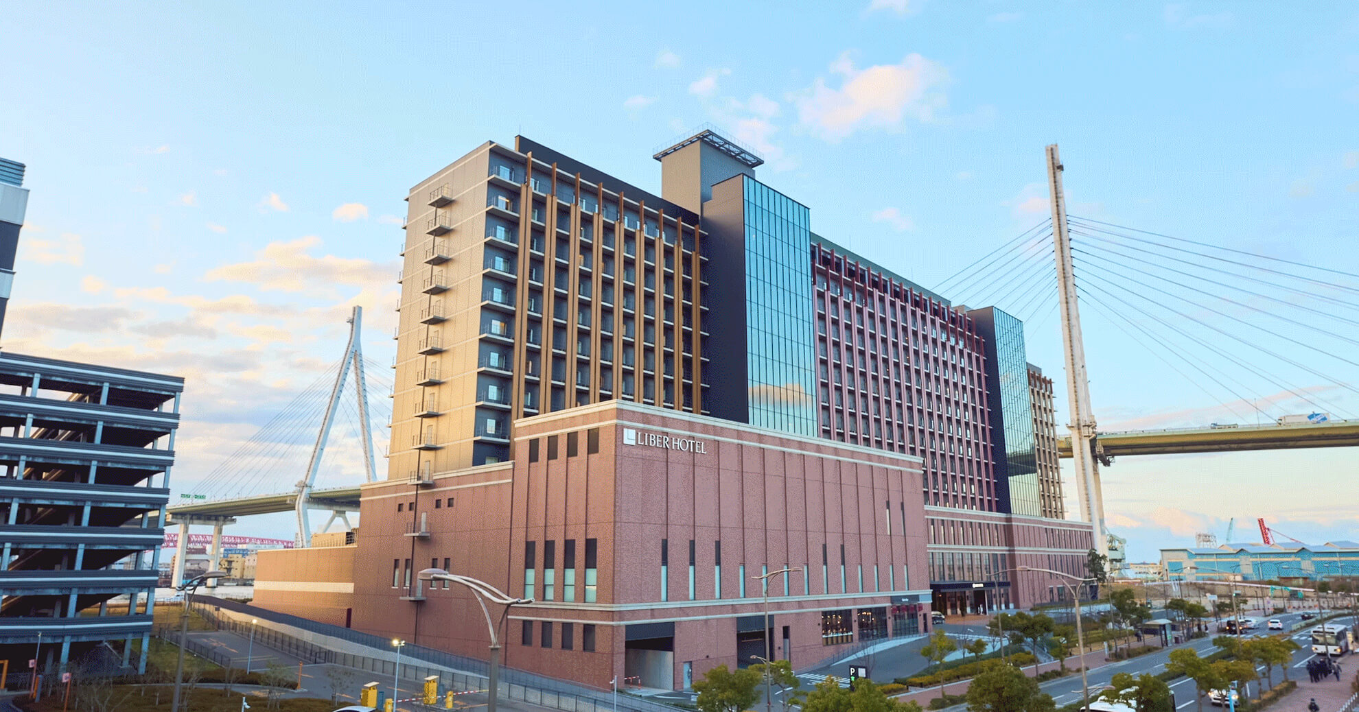 リーベルホテル大阪 — 大阪市此花区桜島 · JR桜島駅徒歩1分、客室760室のベイエリア大型ホテル外観