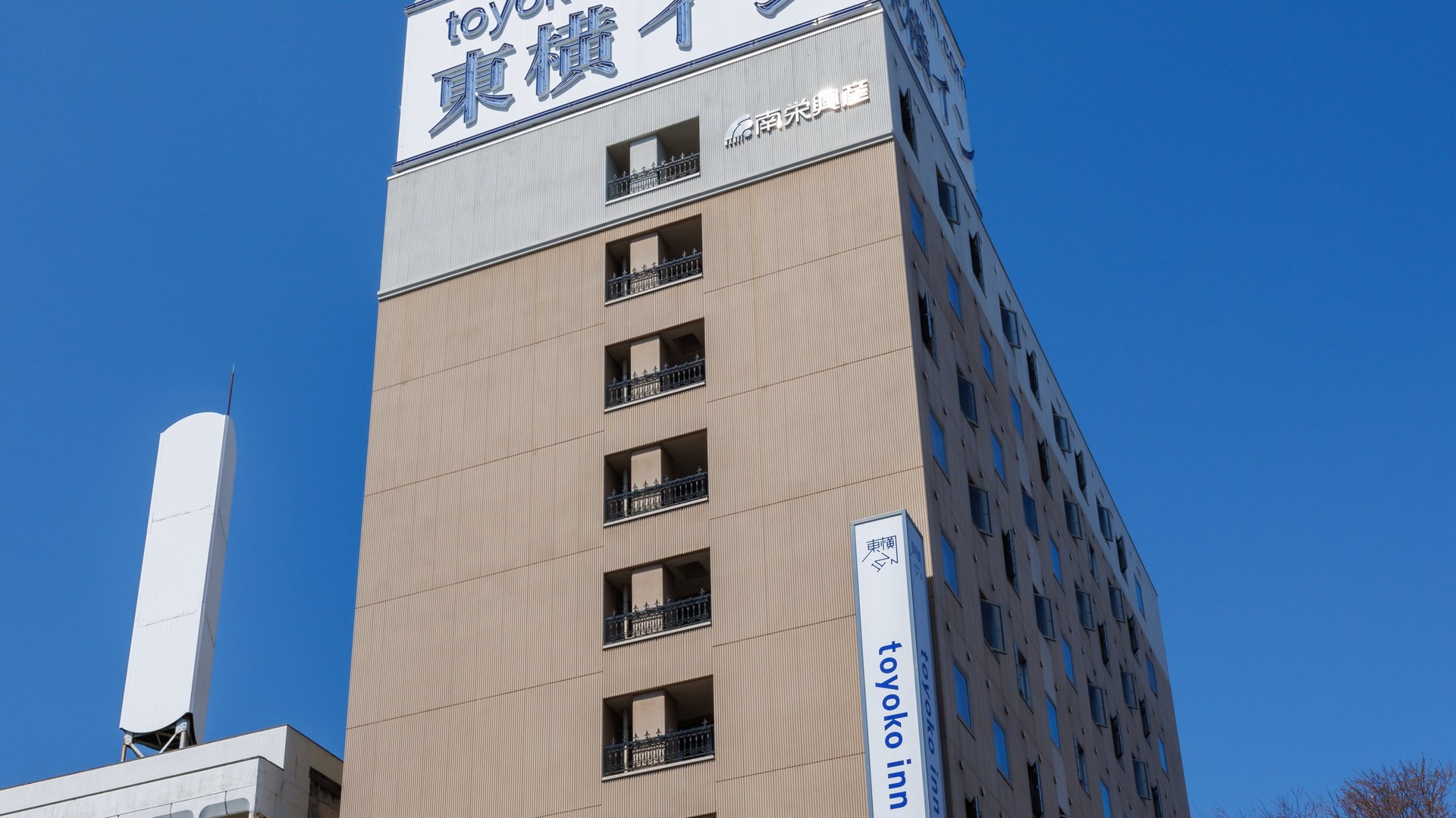東横INN下関海峡ゆめタワー前 — 山口・下関市豊前田町 · JR下関駅徒歩8分・129室のビジネスホテル外観