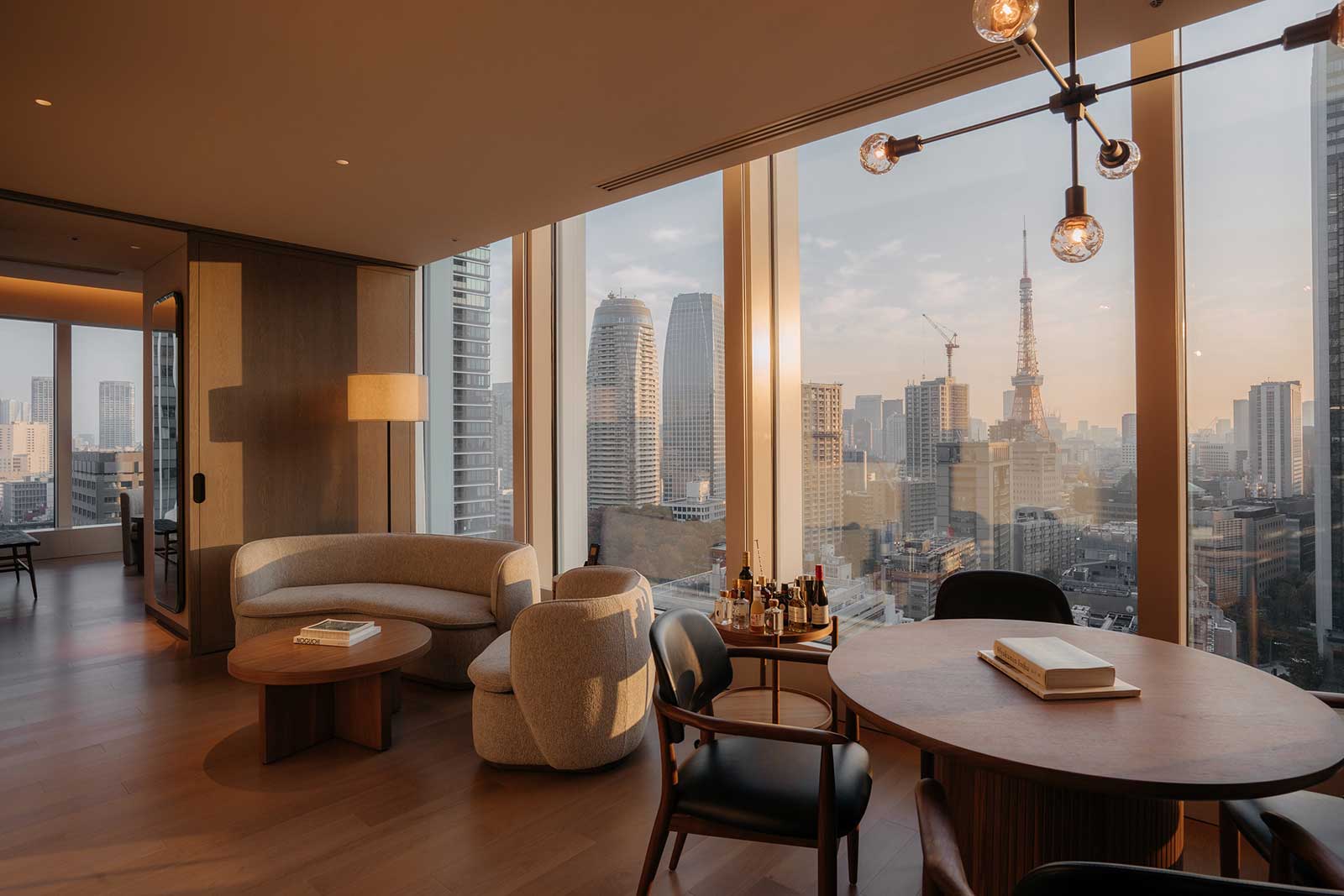 ホテル虎ノ門ヒルズ アンバウンド コレクション by Hyatt — 東京・港区虎ノ門 · 虎ノ門ヒルズ ステーションタワー上層階の外資ラグジュアリーホテル
