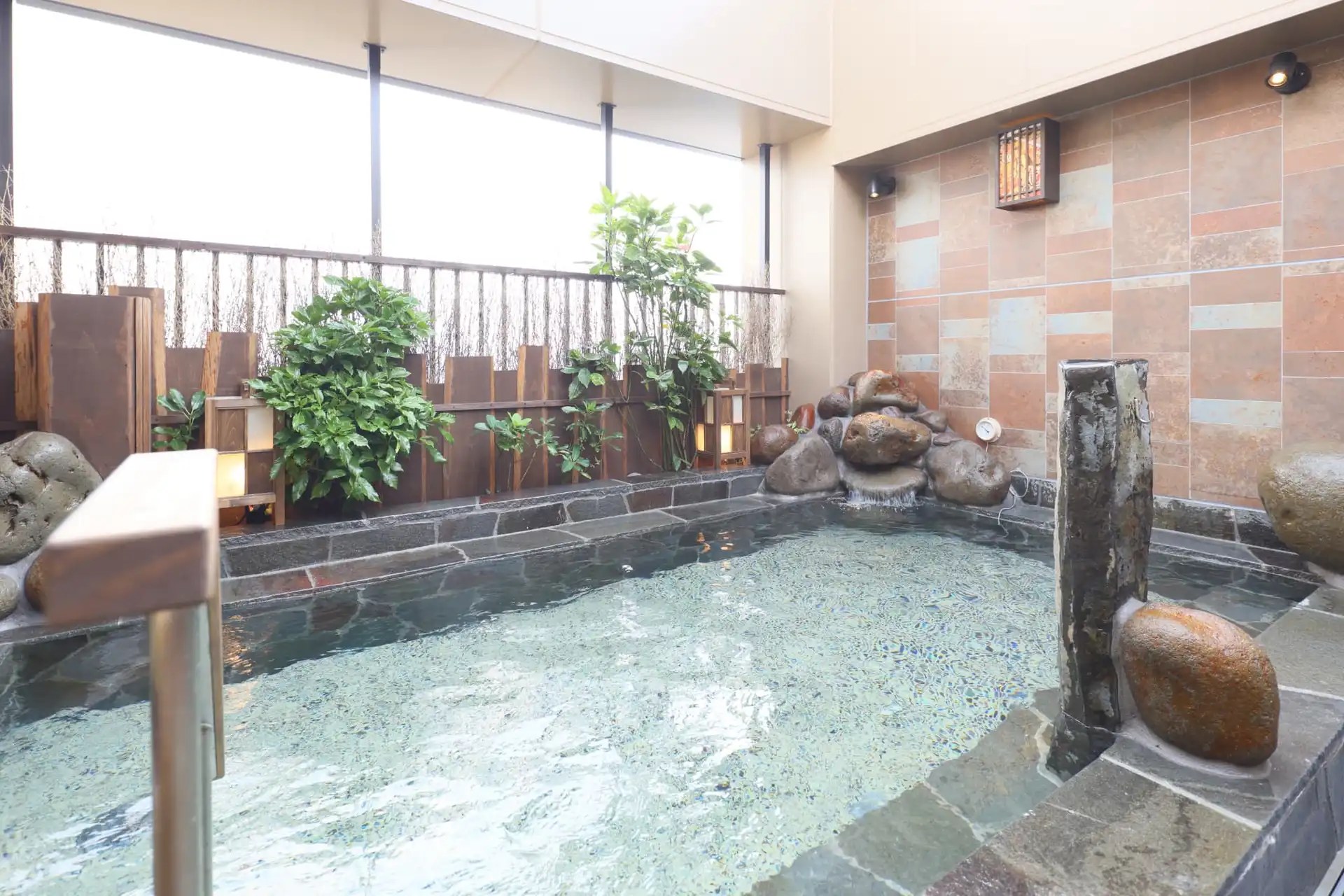 天然温泉 淡雪の湯 ドーミーイン青森 — 青森市本町 · 13階建てのビジネスホテル外観