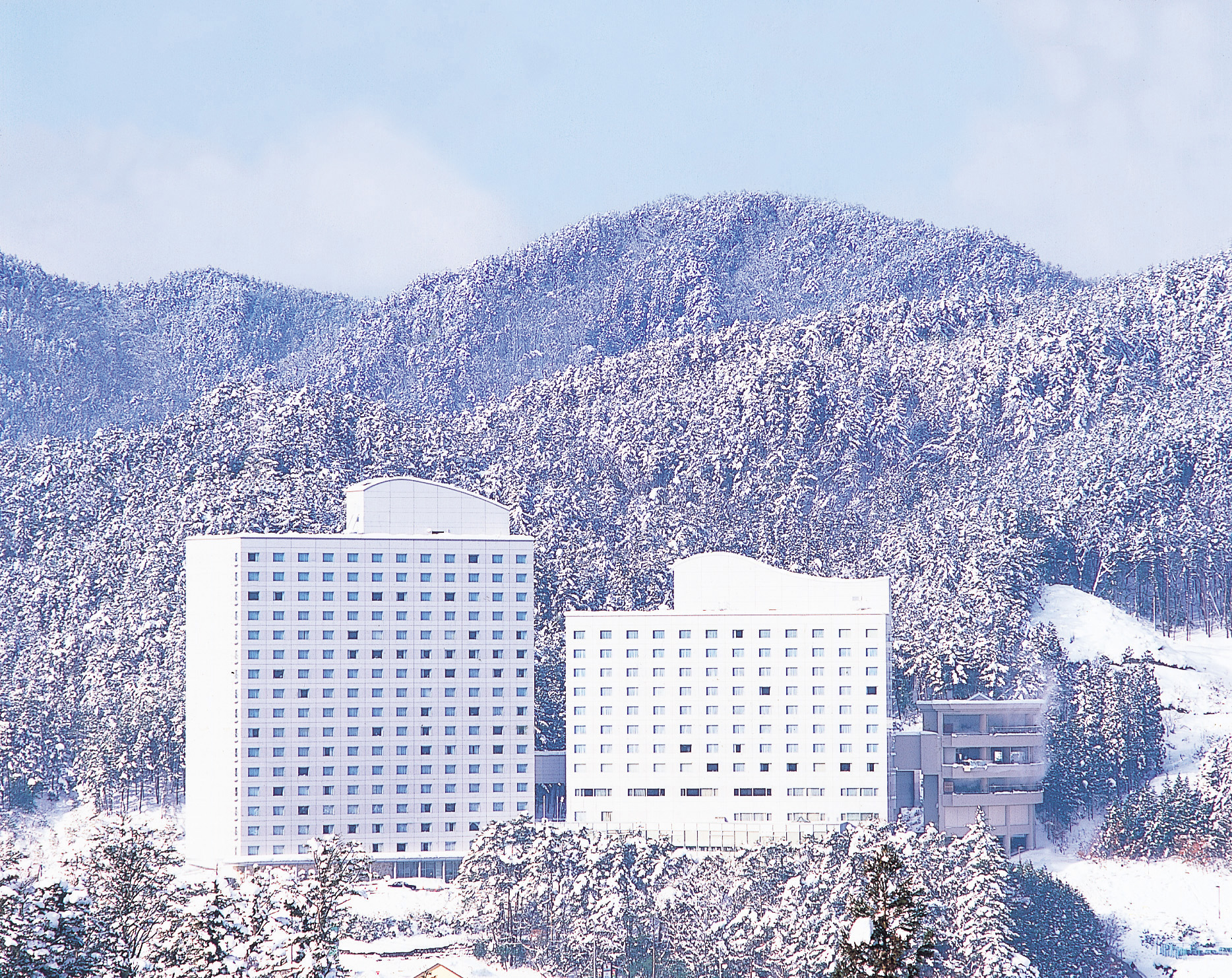 ヒルトン高山リゾート — 岐阜県高山市越後町・外観の公式完成イメージ(2026年9月14日リブランド開業予定)