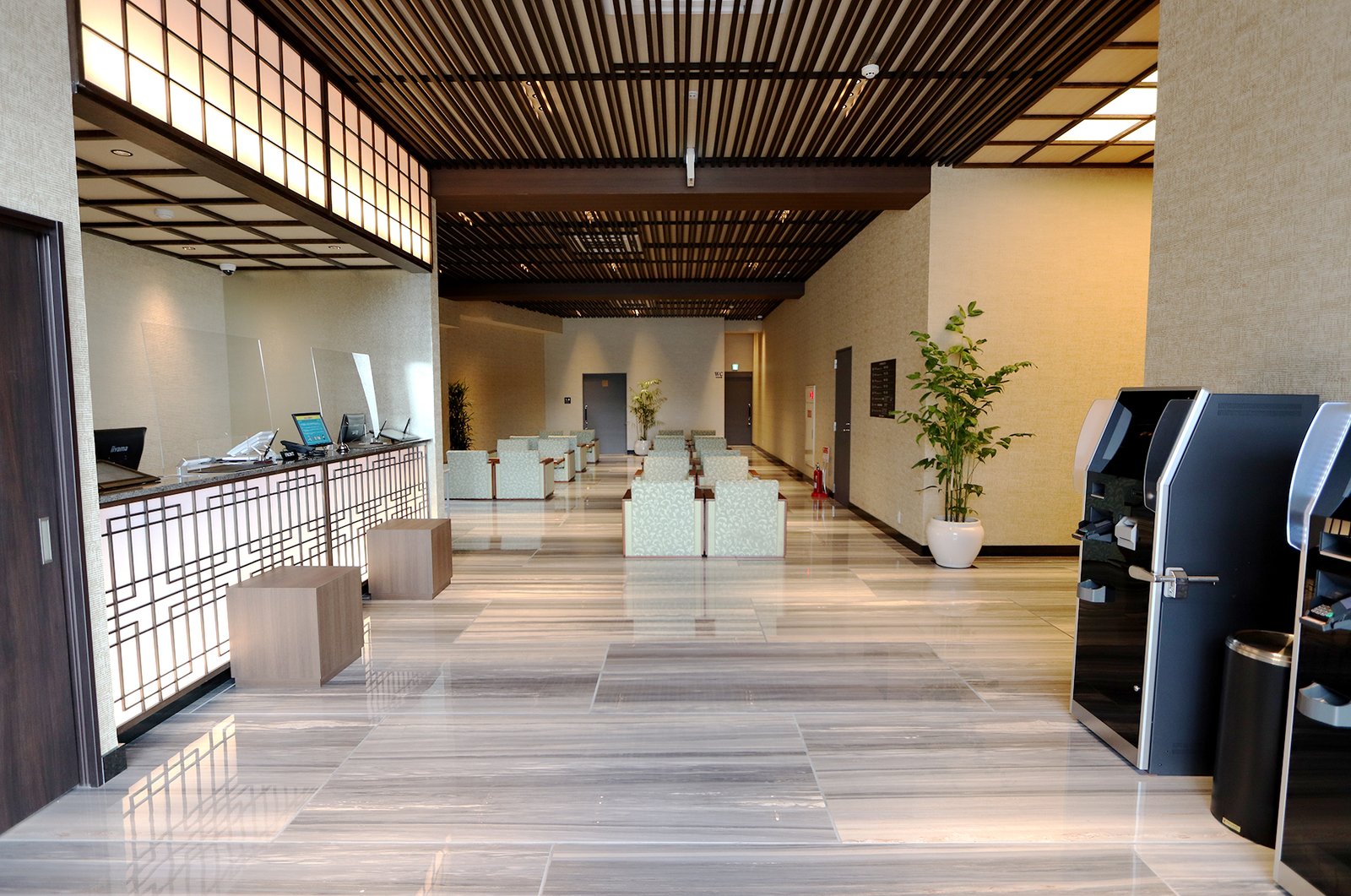 HOTEL KANADE 関空貝塚 — 貝塚・南海二色浜駅前、2020年開業の和モダン80室ビジネスホテル
