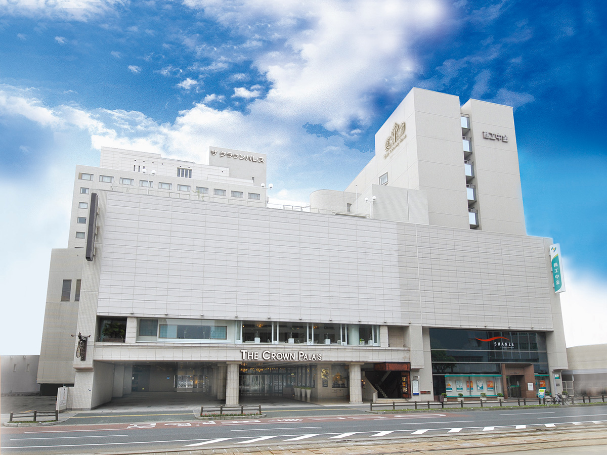 ザ クラウンパレス高知 — 高知市・国道32号沿い · 242室の中規模フルサービスホテル外観