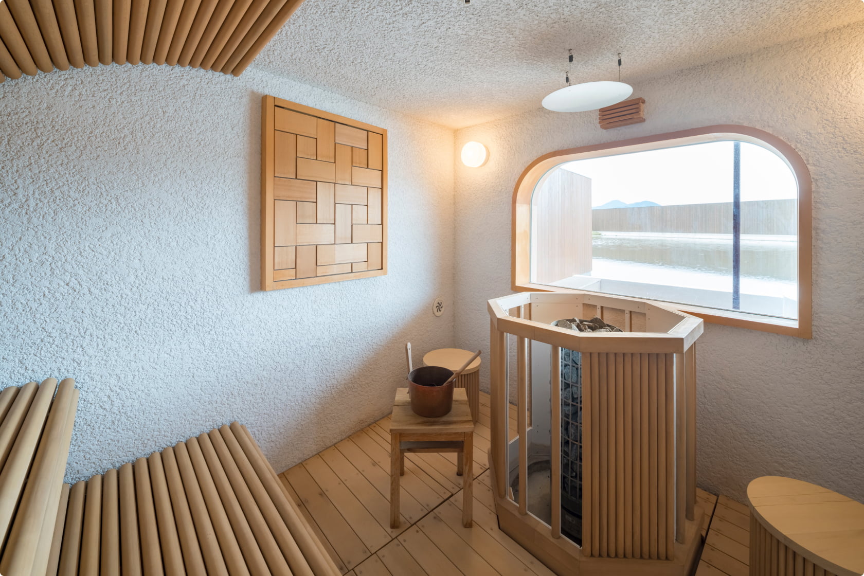 ショウナイホテル スイデンテラス — 山形県鶴岡市北京田 · 2018年開業、坂茂設計、客室119、水田に浮かぶ木造ホテル