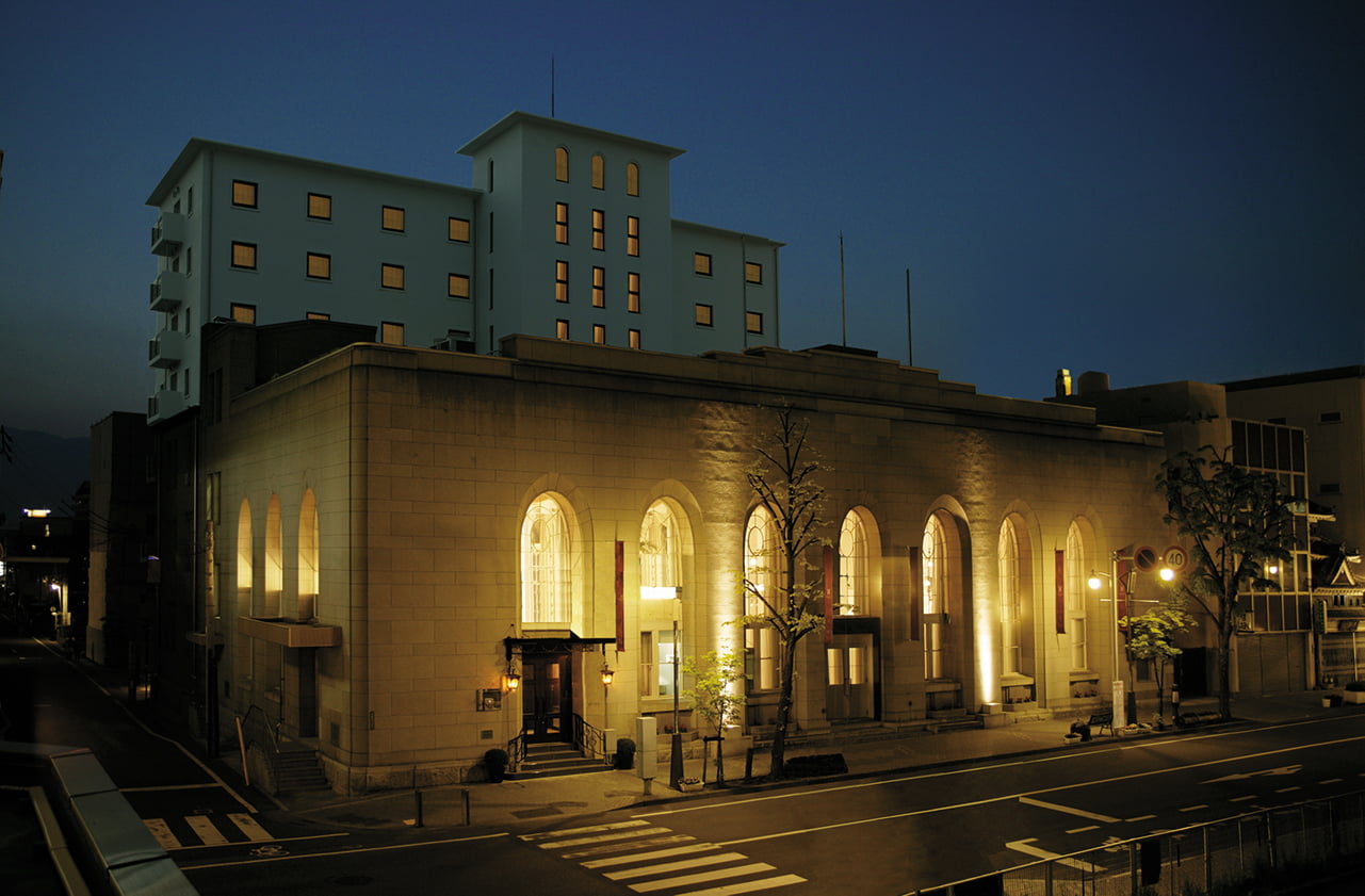 松本丸の内ホテル — 松本市丸の内・1937年築の登録有形文化財レストラン棟と新館90室の建物外観