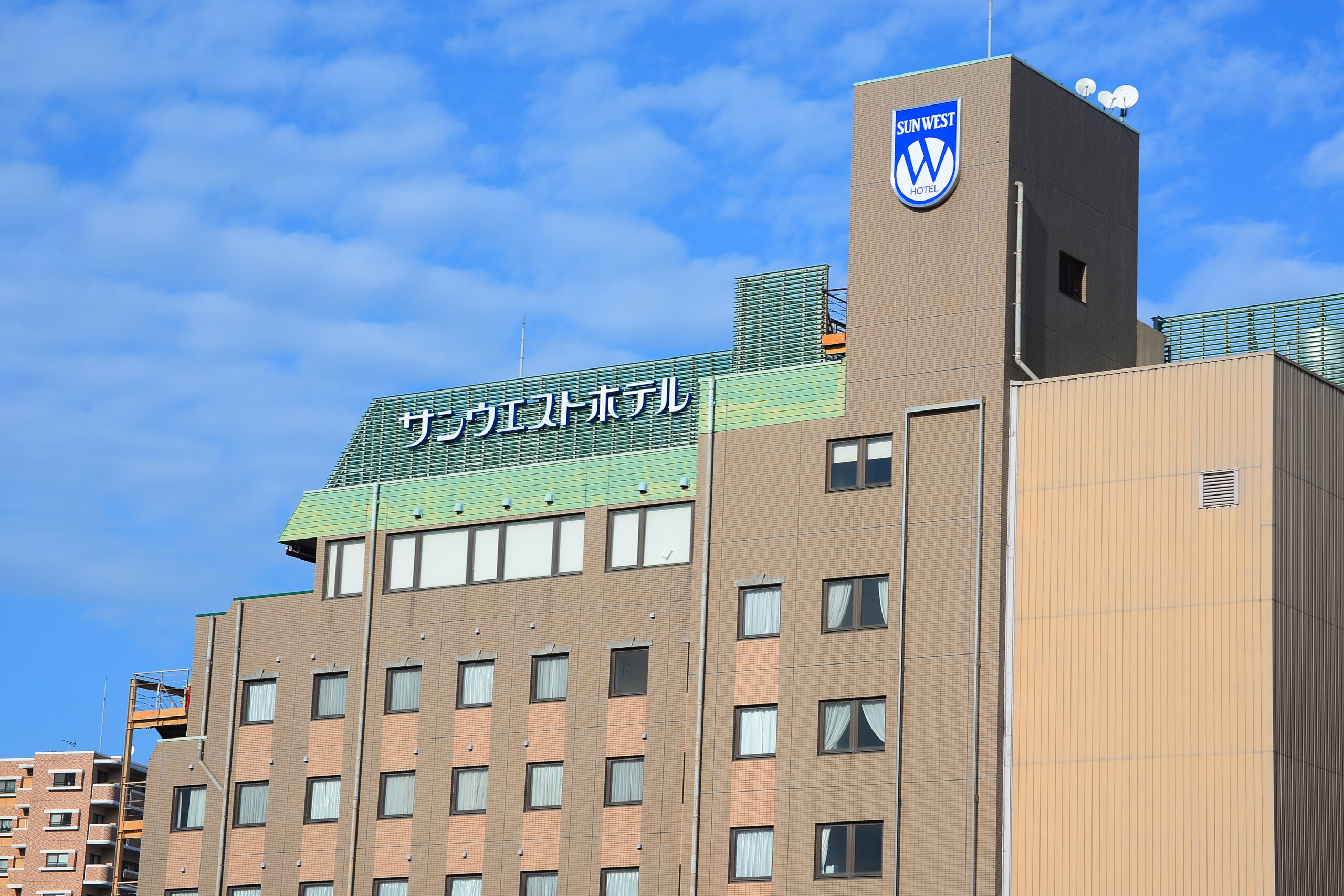 サンウエストホテル佐世保 — 佐世保市 · 駅徒歩5分・展望レストラン併設、シングル中心の106室で出張対応