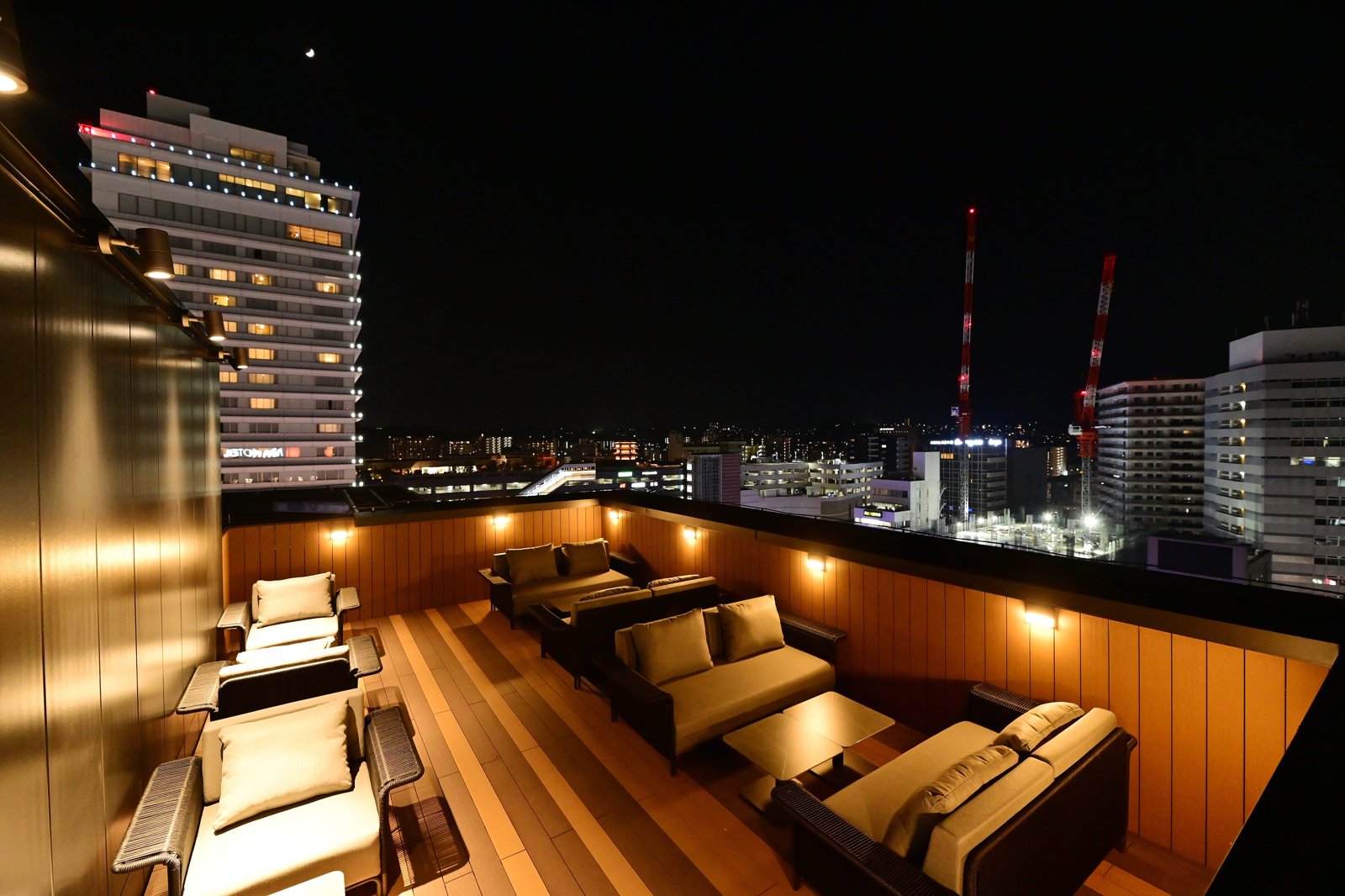 アパホテル〈大分駅前〉 屋上ルーフトップバー — 大分市街を望む夜景とソファ席