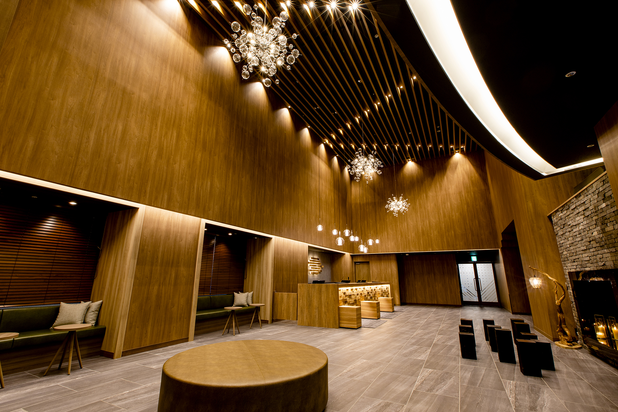 KOKO HOTEL 旭川駅前 — 旭川駅北口徒歩2分 · 木質パネルのロビー(2026年4月ブランド統合、260室)