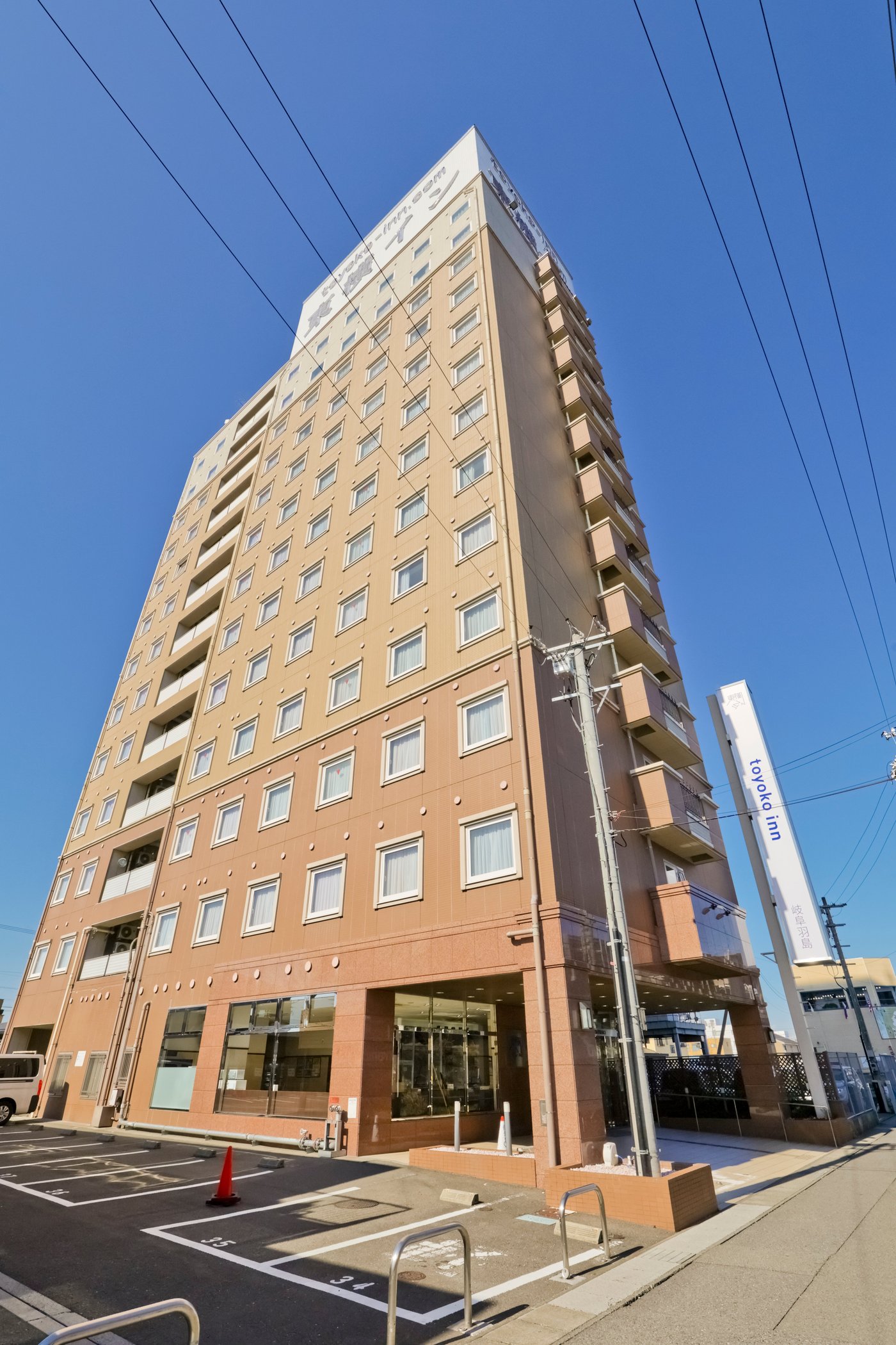 東横INN岐阜羽島駅新幹線南口 — 羽島市舟橋町 · 東海道新幹線岐阜羽島駅前、客室215の高層ビジネスホテル外観