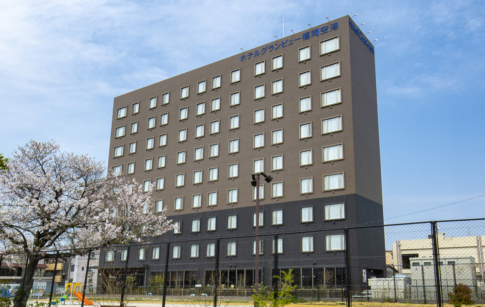 ホテルグランビュー福岡空港 — 博多区大井 · 滑走路を望む96室の空港特化型ホテル外観