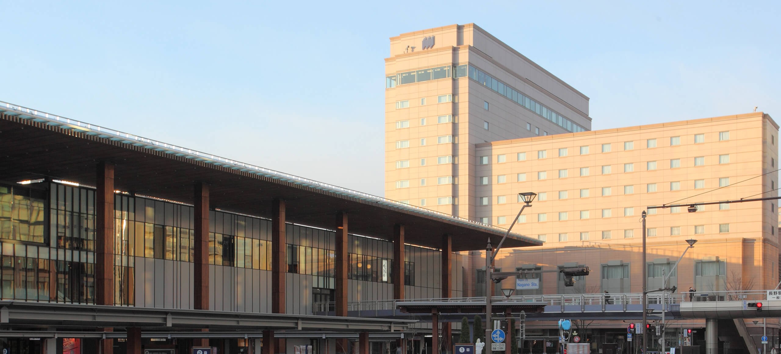 ホテルメトロポリタン長野 — 長野駅善光寺口 · 駅ビル上層にそびえる客室棟、駅とホテル2階が屋内で直結