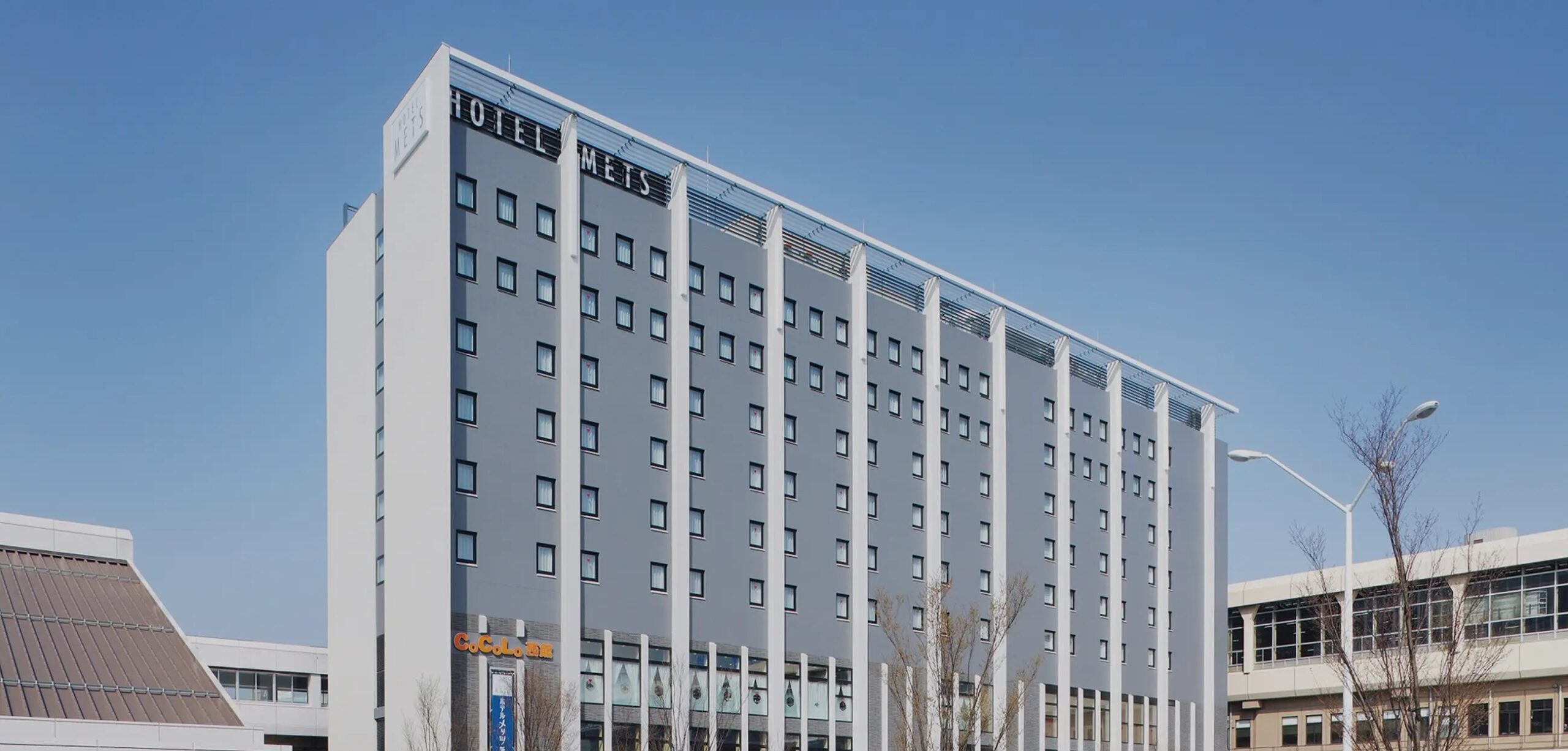 JR東日本ホテルメッツ新潟 — 新潟駅 · CoCoLo新潟上層の客室棟、駅西側連絡通路と屋内で直結