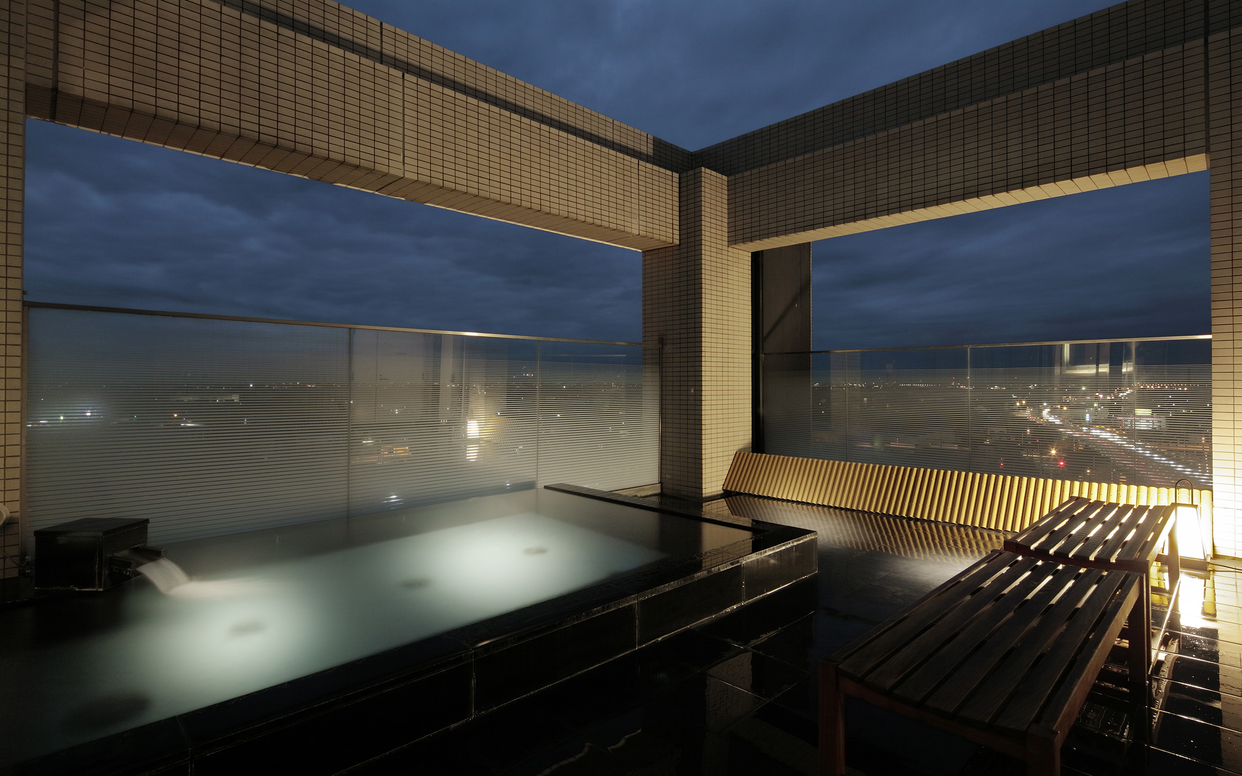 CANDEO HOTELS 佐野 — 栃木県佐野市 · 最上階の天然温泉スカイスパ(露天風呂)