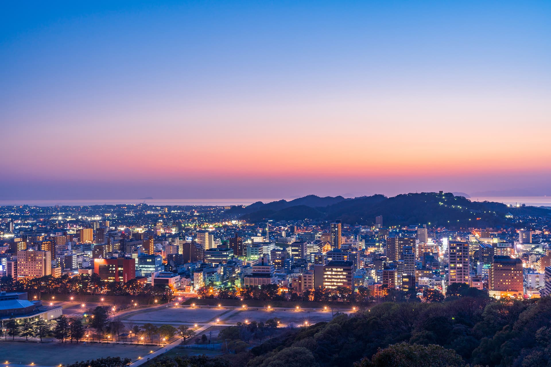 日和ホテル松山 — 大街道 · 松山市中心部の夜景と客室からの眺望
