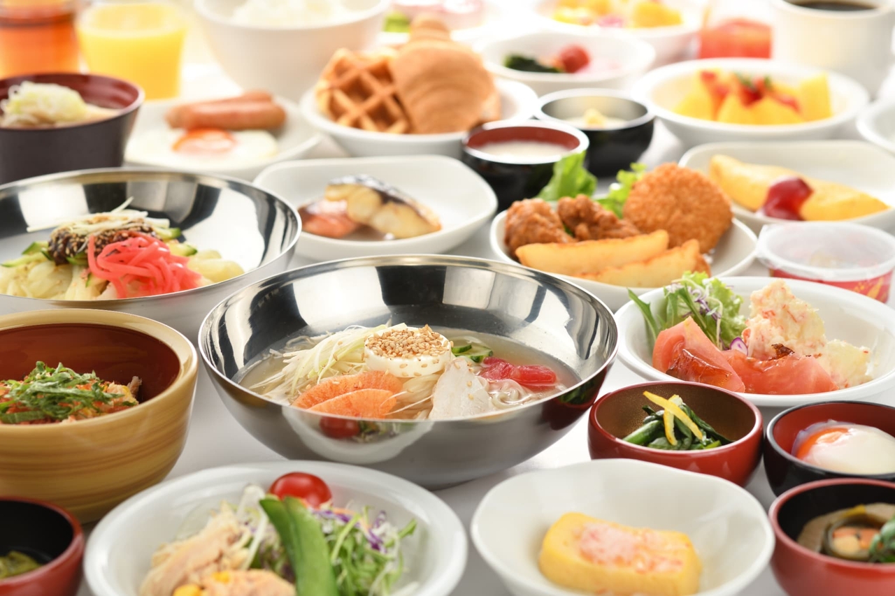 天然温泉 さんさの湯 ドーミーイン盛岡 — 岩手・盛岡 · 盛岡冷麺を含むご当地逸品の朝食ビュッフェ