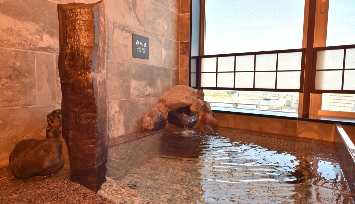 天然温泉 天都の湯 ドーミーイン網走 — 網走市 · 9階の大浴場と水風呂、オホーツク方面を望む