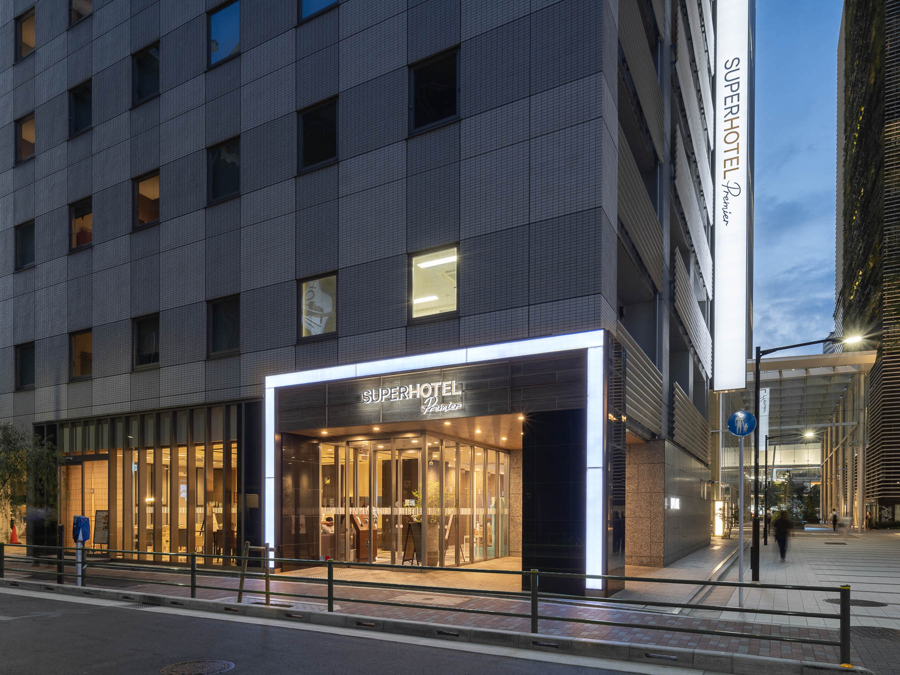 スーパーホテル Premier東京駅八重洲中央口 — 東京都中央区八重洲 · 東京駅八重洲地下街から徒歩1分、325室のビジネスホテル外観