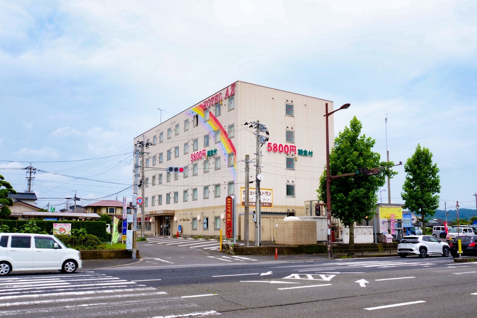 HOTEL AZ 鹿児島姶良店 — 姶良市脇元 · 幹線道路沿いに立つロードサイド型ビジネスホテル外観