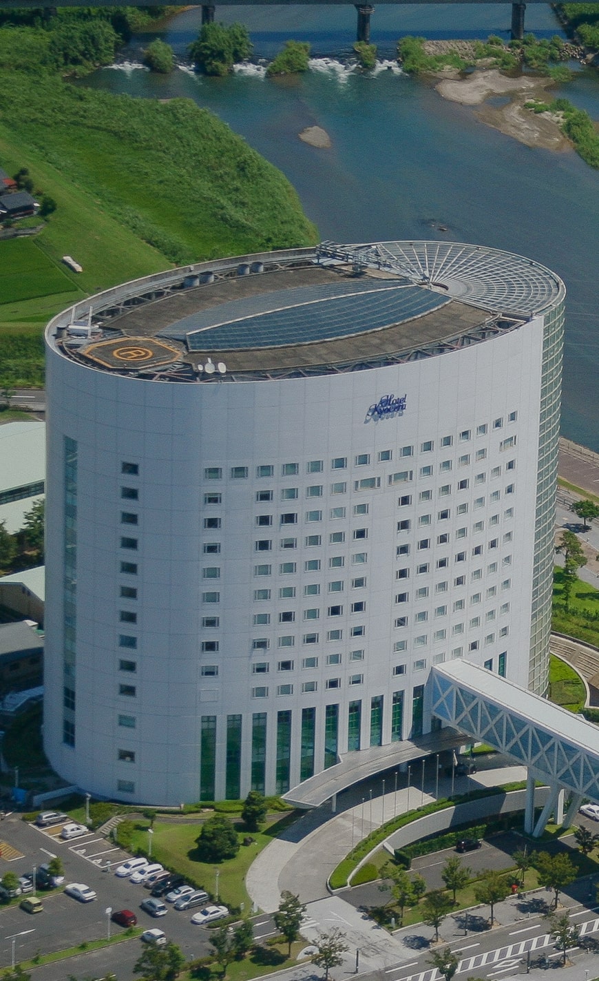 ホテル京セラ — 霧島市隼人 · 天降川沿いに立つ円筒形の大型タワーホテル、屋上にヘリポート
