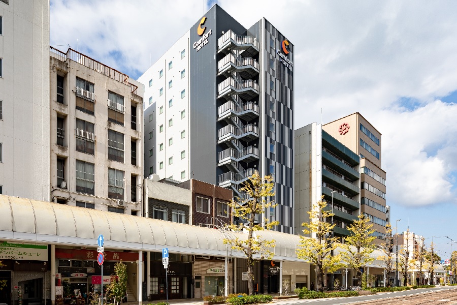 コンフォートホテル松山 — 松山市花園町 · 松山市駅至近、無料朝食を備えるビジネスホテル外観