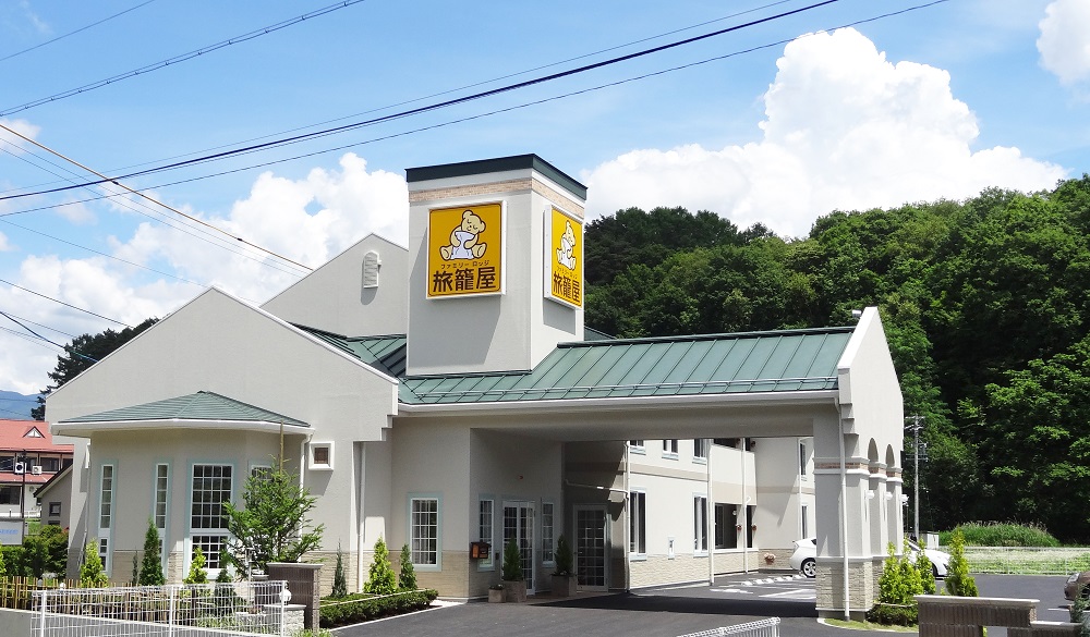 ファミリーロッジ旅籠屋 茅野蓼科店 — 長野・茅野 · フロント7:00〜23:00のロードサイド型ホテル外観