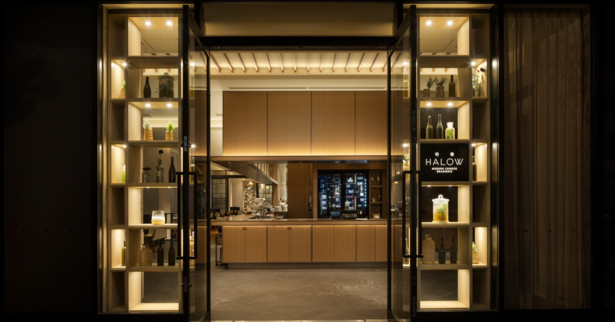 都シティ 大阪本町 — 大阪市中央区北久宝寺町 · 館内レストランのエントランス、木質と間接照明を用いた設え