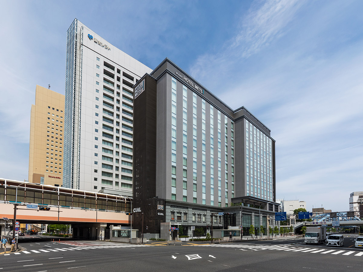 JR東日本ホテルメッツ プレミア 横浜桜木町 — 横浜市中区桜木町 · JR桜木町駅前、ガラスと石調ファサードの外観
