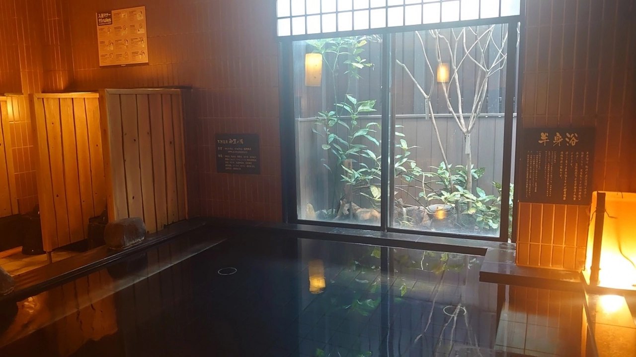 天然温泉 御笠の湯 ドーミーイン博多祇園 — 地下鉄空港線 祇園駅徒歩1分、地下900mから汲み上げる天然温泉大浴場