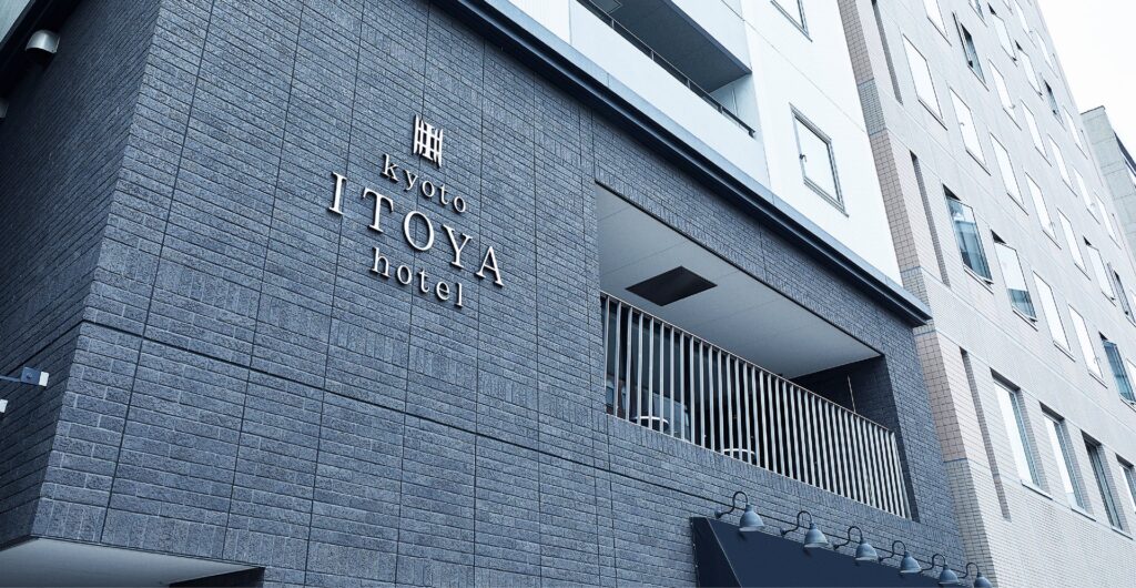 京都糸屋ホテル — 京都市下京区烏丸通松原 · 2013年開業、客室64室の小型ホテル外観
