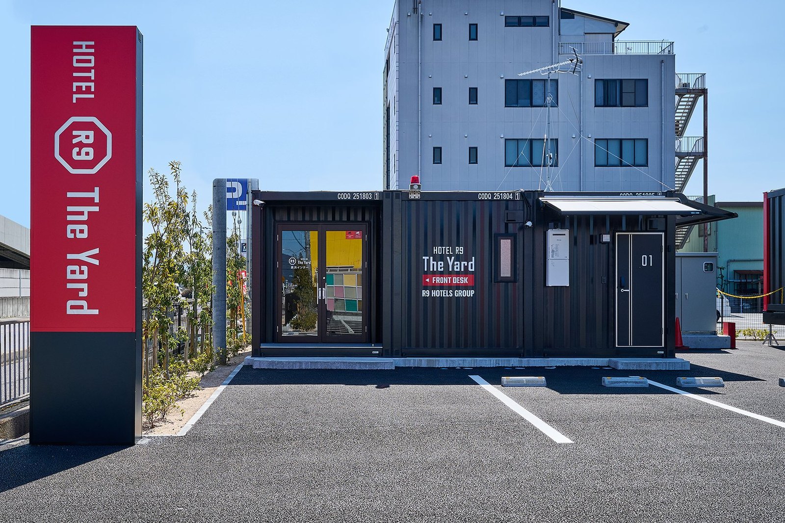 HOTEL R9 The Yard 長浜インター — 滋賀県長浜市口分田町 · 2026年4月19日開業のコンテナ型客室棟とフロント