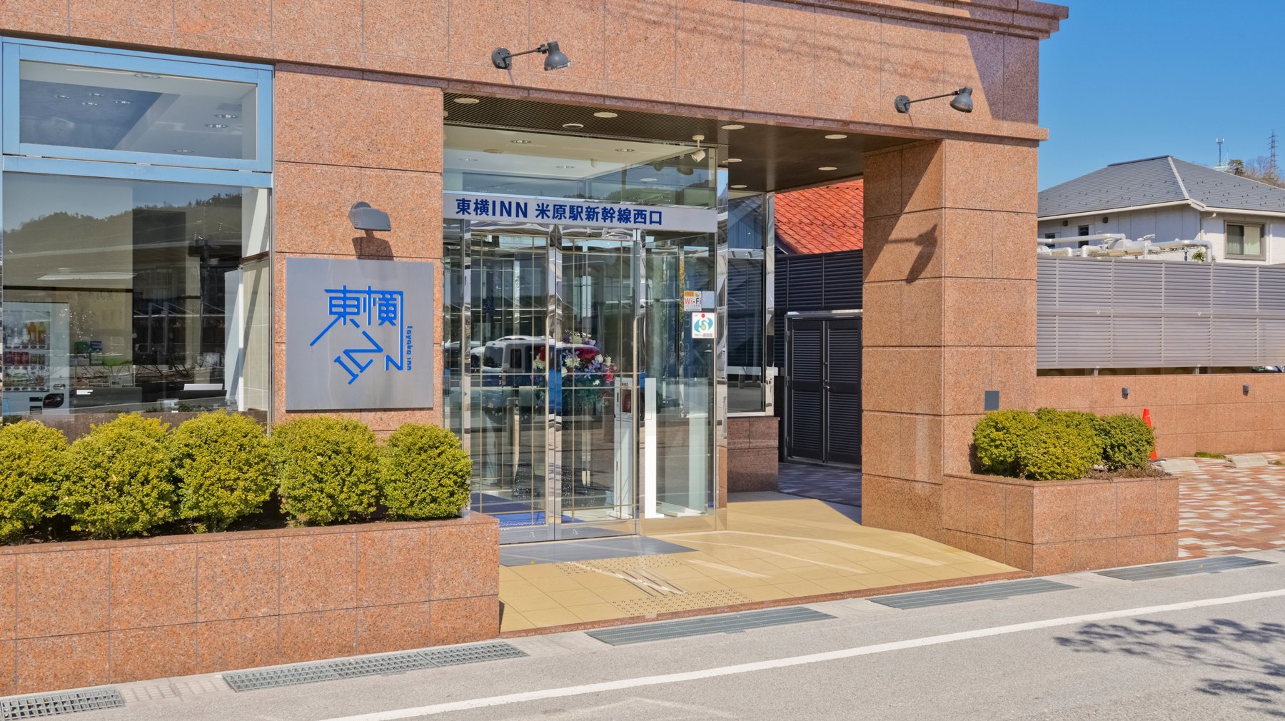東横INN米原駅新幹線西口 — 滋賀県米原市 · JR米原駅西口徒歩1分のエントランス