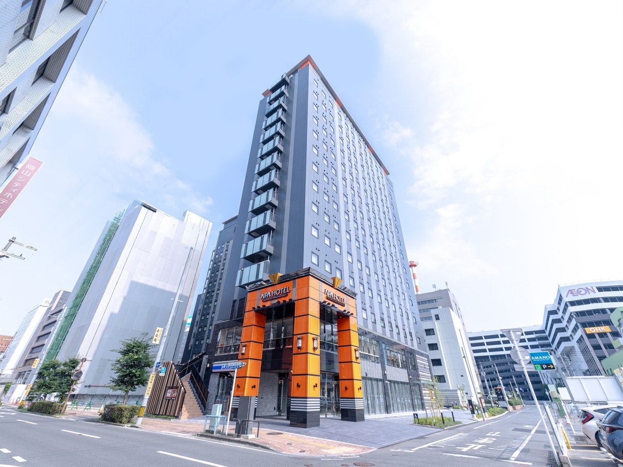 アパホテル&リゾート〈岡山駅新幹線口〉 — 岡山市北区桑田町 · 鉄骨造地上14階建て、全600室の外観