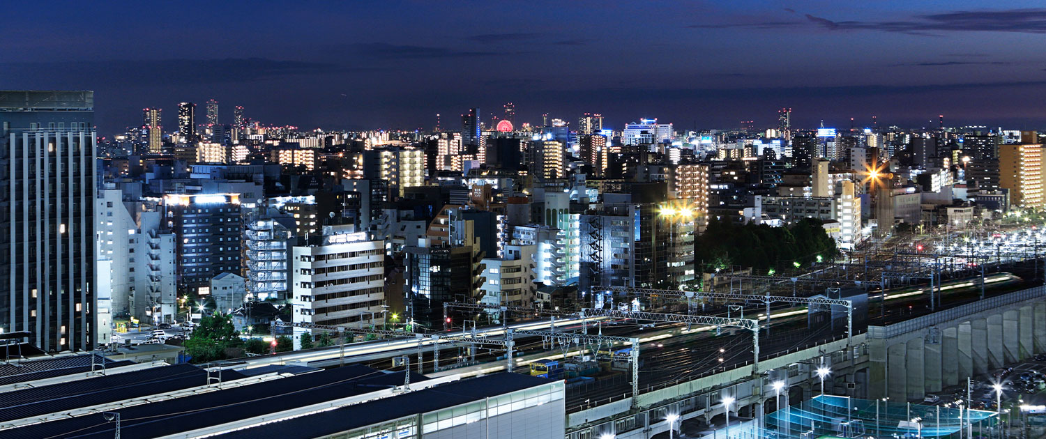 コートヤード・バイ・マリオット新大阪ステーション — 大阪市淀川区・新大阪駅北口 · 客室階から望む新幹線線路と梅田方面の市街