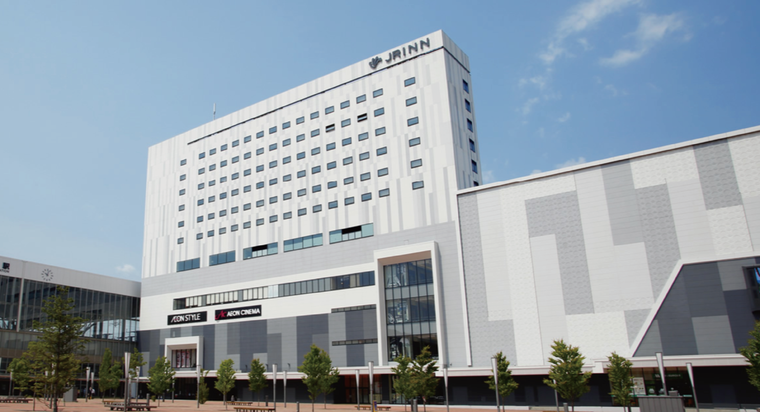 JRイン旭川 — 旭川市宮下通 · JR旭川駅北口の商業施設と一体化した白色ファサードの外観