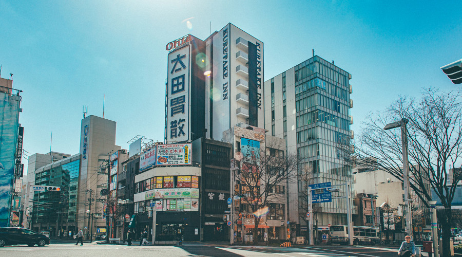 くれたけインプレミアム名古屋納屋橋 — 名古屋市中村区・広小路通の納屋橋交差点 · 2017年10月開業、客室166室の縦長の建物外観