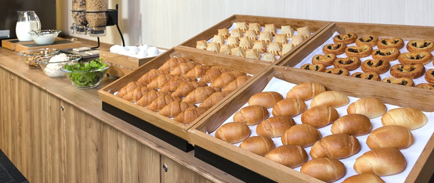 ワシントンR&Bホテル名古屋新幹線口 — 名古屋市中村区則武 · 館内で焼き上げるパンを中心にした朝食バイキング