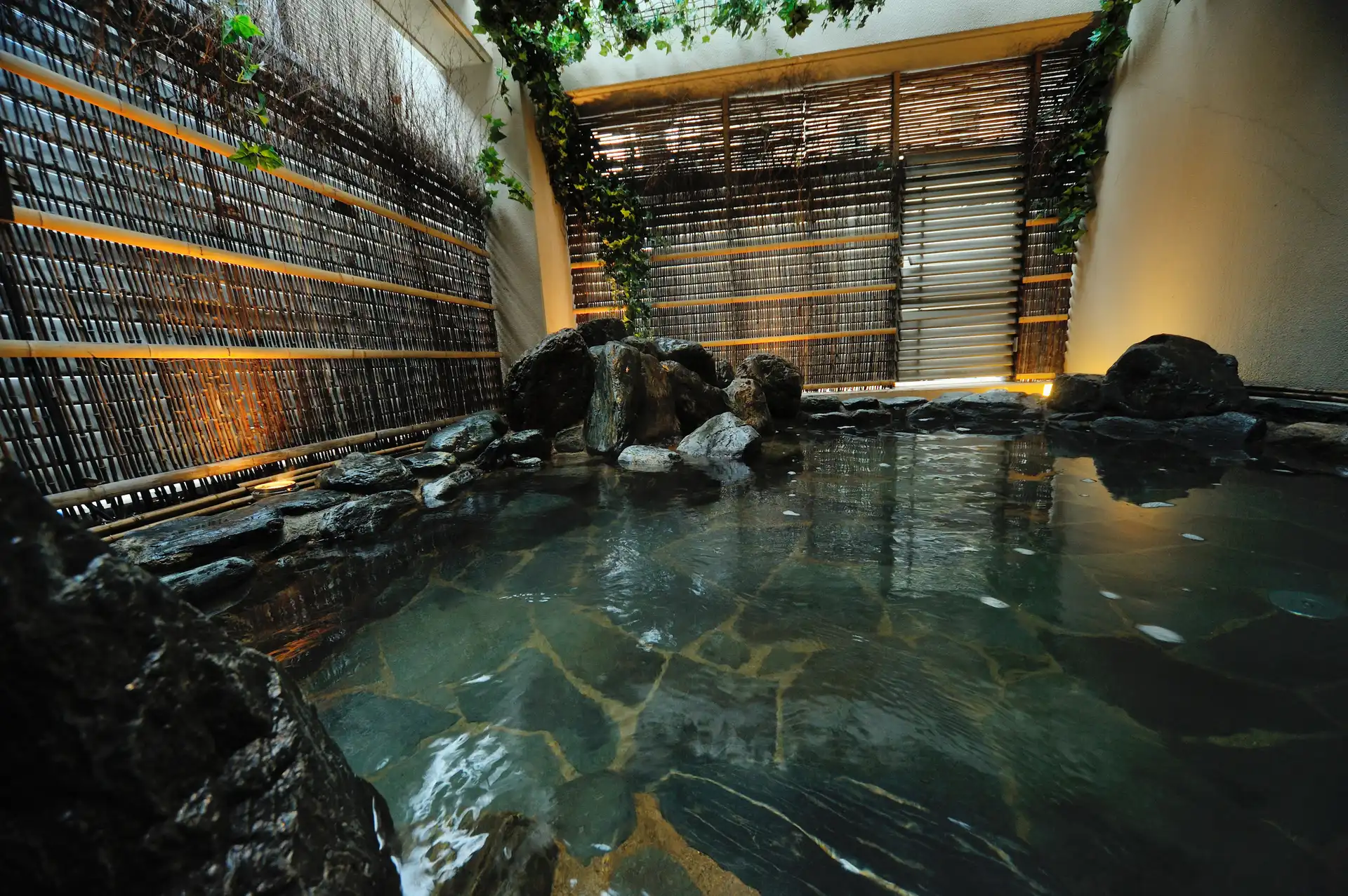 磐梯の湯 ドーミーインEXPRESS郡山 — 福島県郡山市大町2丁目 · 露天を備えた大浴場「磐梯の湯」