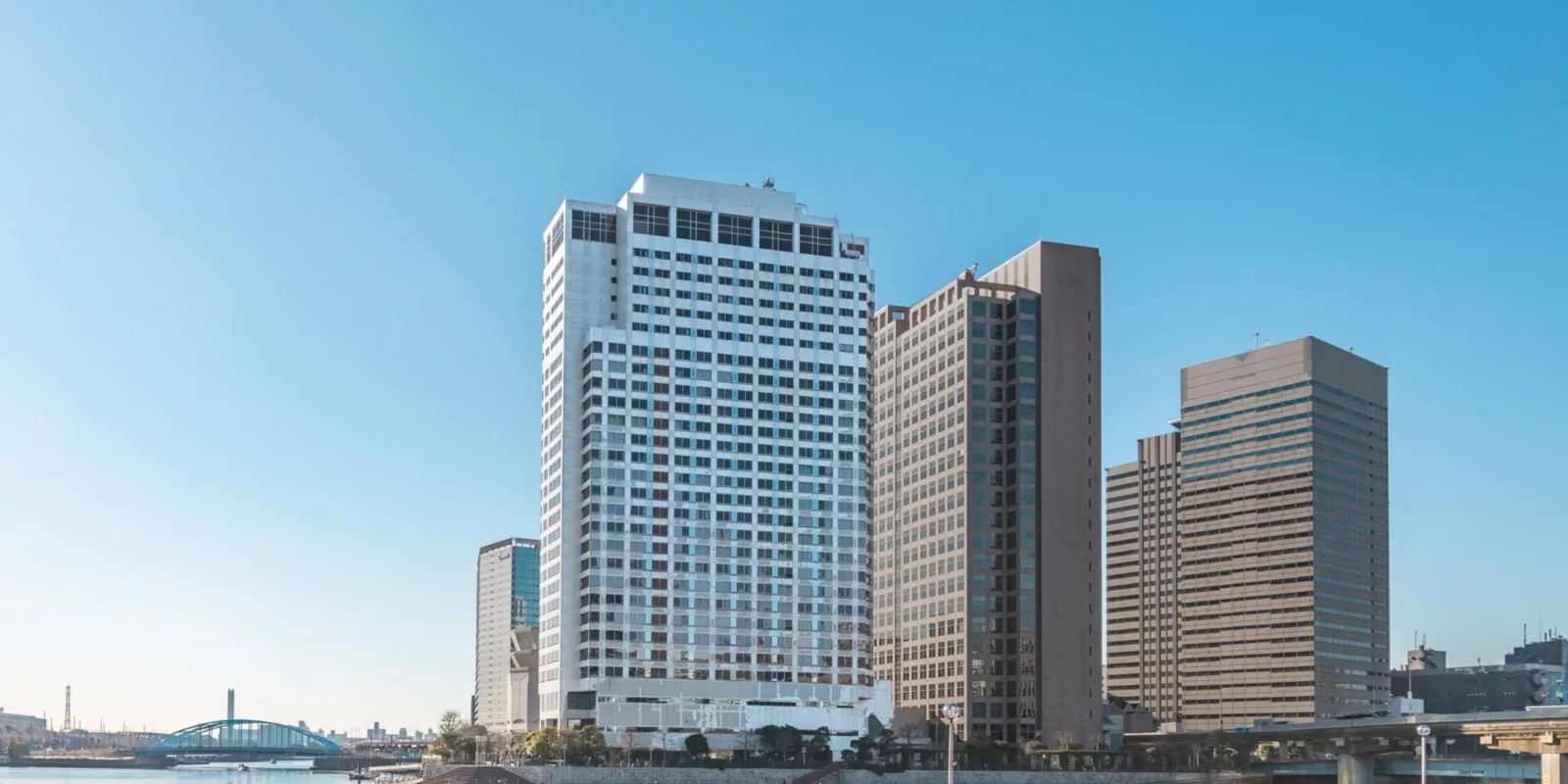 ANAホリデイ・イン東京ベイ — 東京都品川区東品川・天王洲アイル · 旧第一ホテル東京シーフォートを改装した132室のホテル