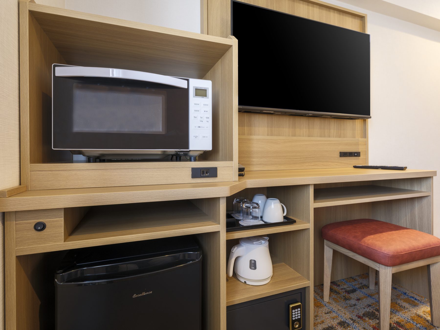 ホテルマイステイズ東十条 — 東京都北区中十条 · 全面改装後のスタンダードダブル客室、電子レンジとデスクを配置