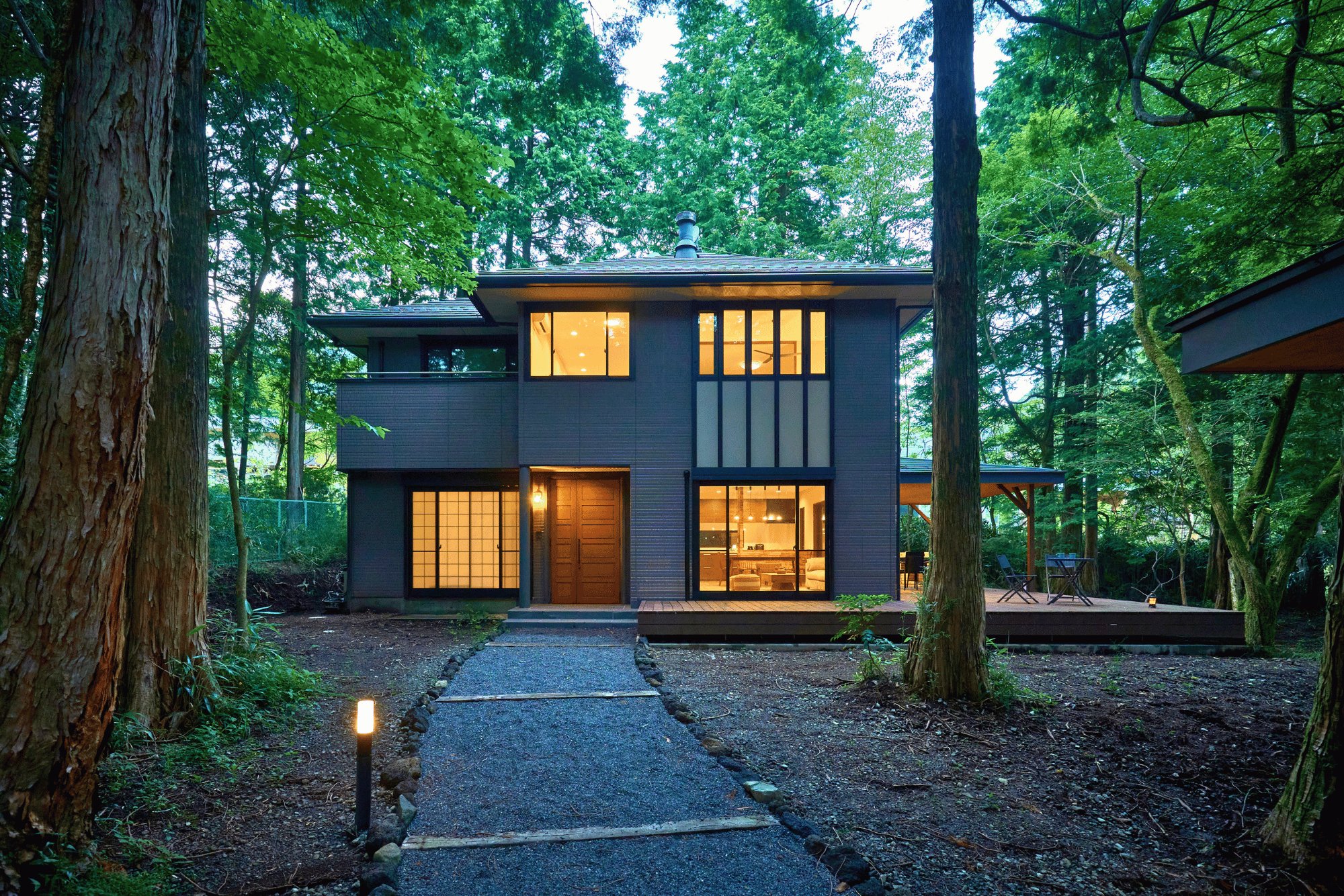スイートヴィラ Calmwoods元箱根 — 箱根町元箱根・大芝別荘地 · 木立に囲まれた2階建て一棟貸しヴィラの外観とウッドデッキ