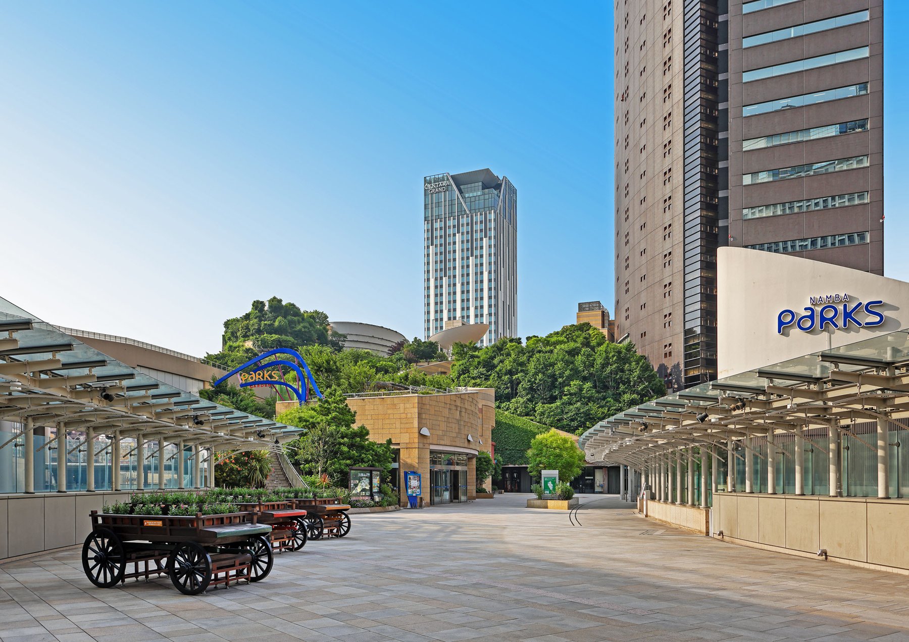 センタラグランドホテル大阪 — 大阪・なんば · なんばパークス側から見た高さ135mの高層ホテル外観