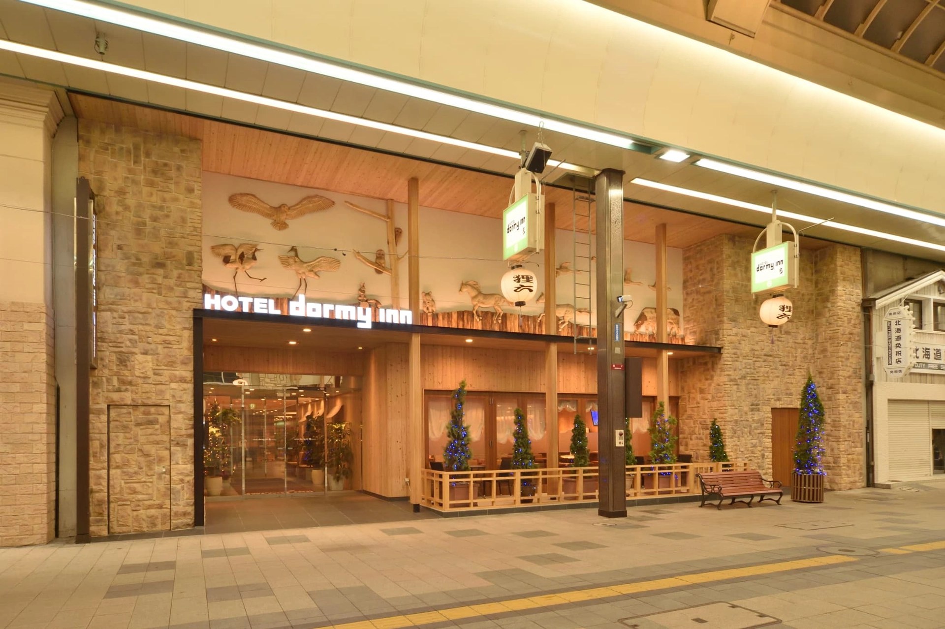 ドーミーインPREMIUM札幌 — 札幌市中央区南2条西6丁目 · 狸小路商店街アーケードに面したホテル正面