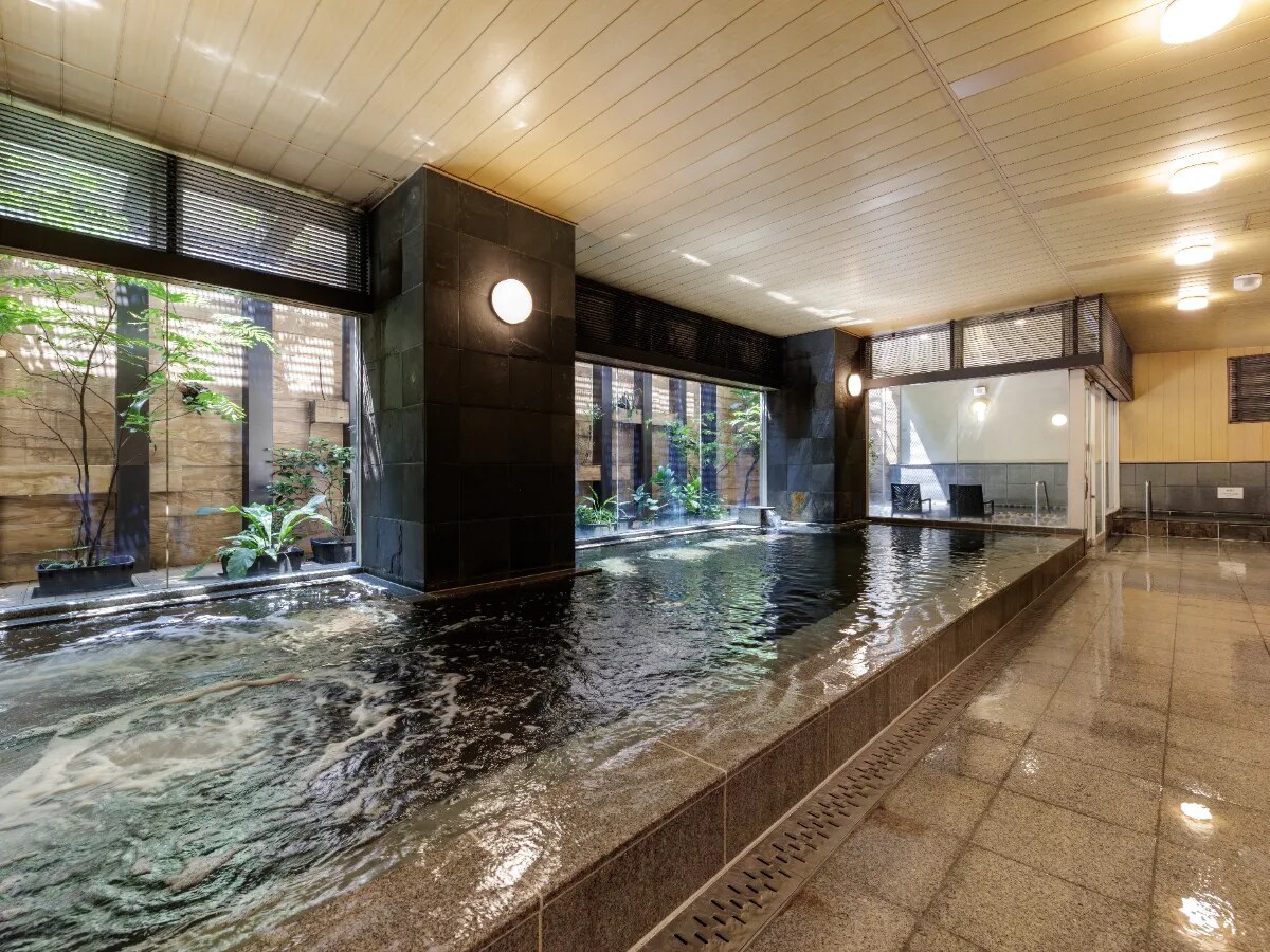 西鉄ホテル クルーム博多 — 福岡市博多区博多駅前 · 天然温泉の内風呂と半露天風呂を備えた大浴場
