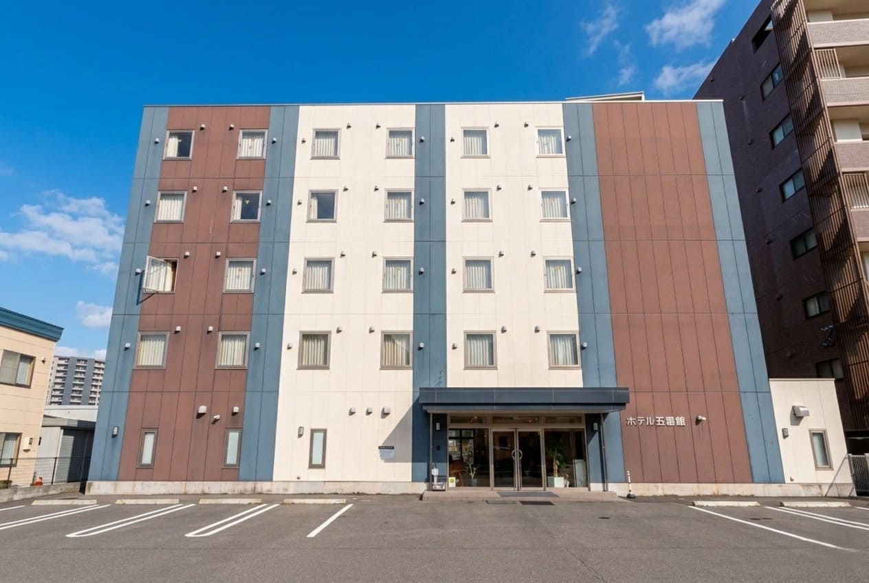 ホテル五番館 — 熊本市西区 · JR熊本駅から徒歩5分、駐車場に面した5階建ての外観
