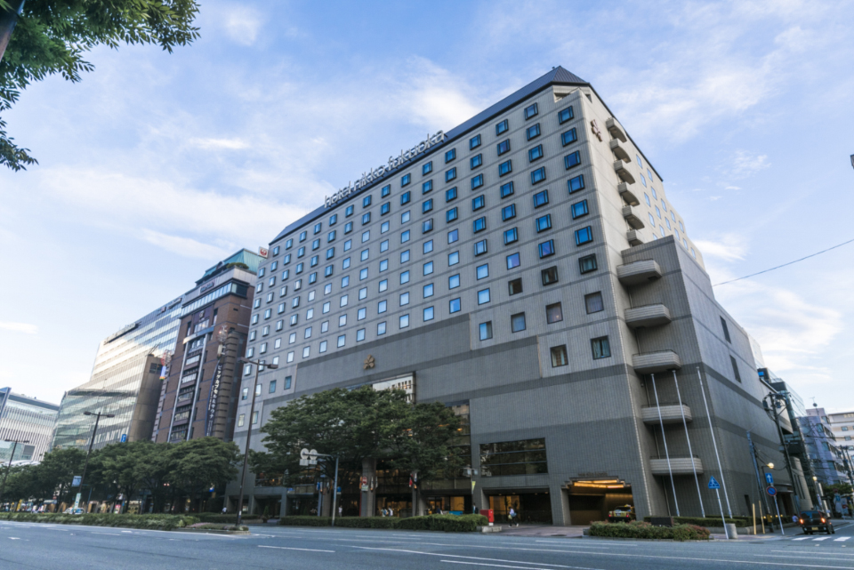 ホテル日航福岡 — 福岡市博多区・博多駅前 · 大通りに面した客室総数360室の外観