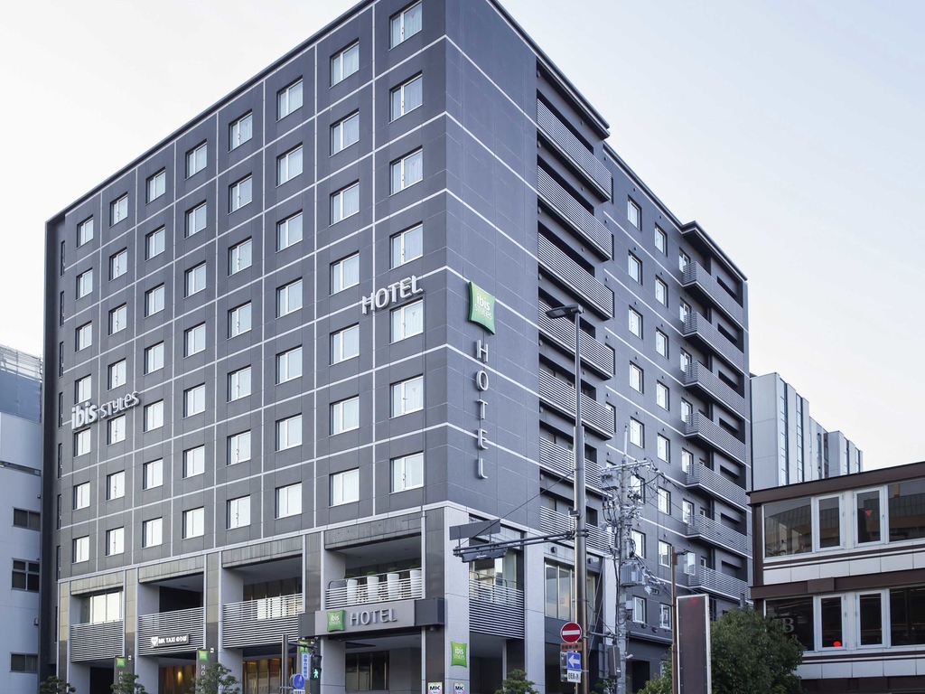 イビススタイルズ京都ステーション — 京都市南区・京都駅八条西口 · 客室215室の国際チェーンホテル外観
