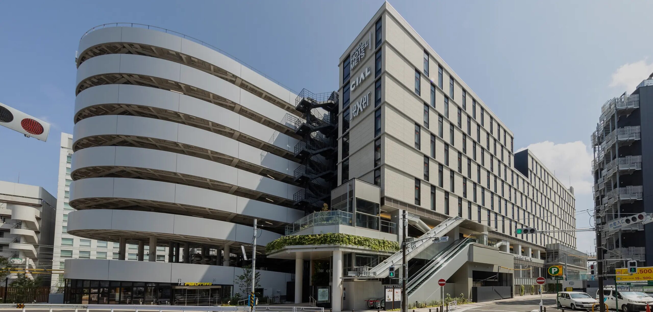 JR東日本ホテルメッツ 横浜 — 横浜市神奈川区鶴屋町 · 横浜駅きた西口から歩行者デッキ徒歩3分、174室の外観