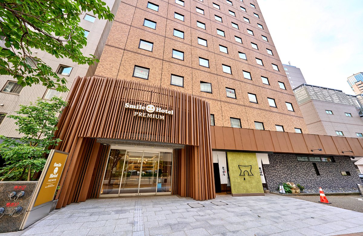 スマイルホテルプレミアム金沢東口駅前 — 金沢市・金沢駅東口 · 木格子のエントランスが目を引く外観
