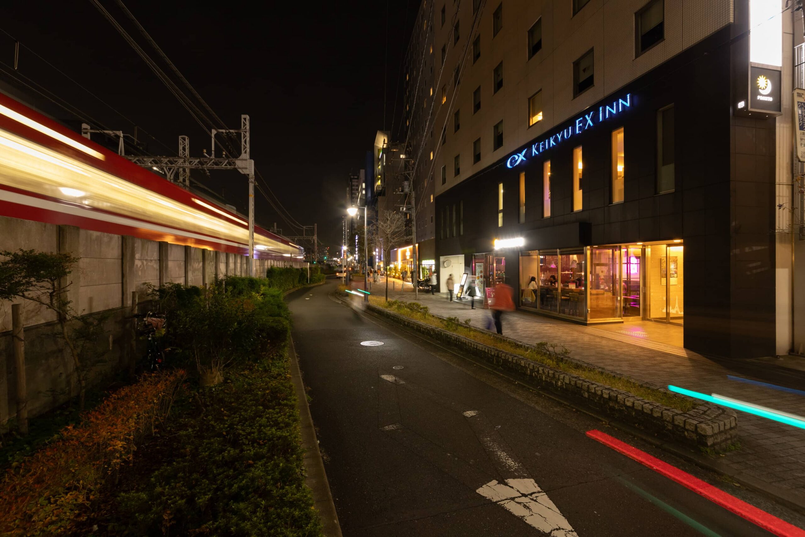 京急EXイン 横浜駅東口 — 横浜市神奈川区金港町 · 京急線の線路沿いに建つホテルの外観と1階エントランス