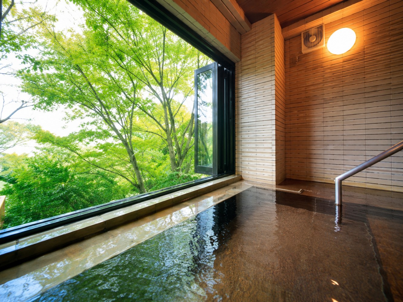 APARTHOTEL リルト 箱根強羅 — 箱根町強羅 · 早雲山の源泉をかけ流す温泉大浴場と窓外の緑